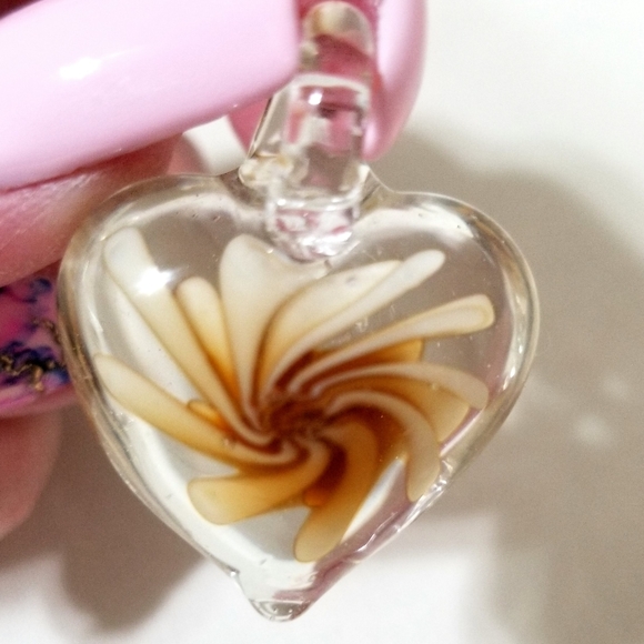 Heart shaped brown & cream swirl pendant - Picture 2 of 3